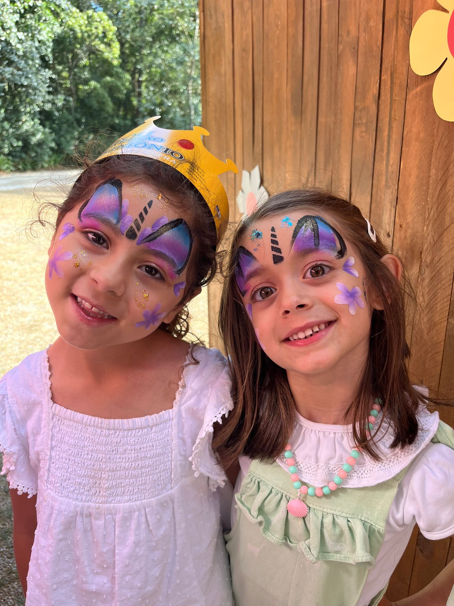 Duas meninas com pinturas faciais coloridas